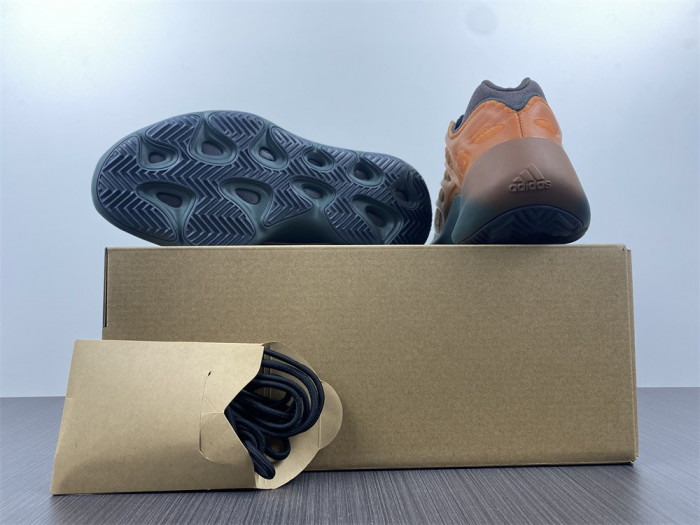 ad1d*s Y**zy 700 v3 copfad gy4109