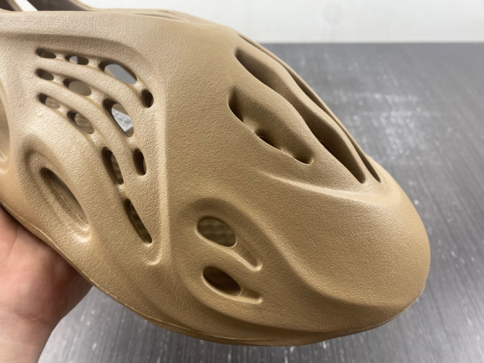 Y**zy foam runner “flax” gv6842