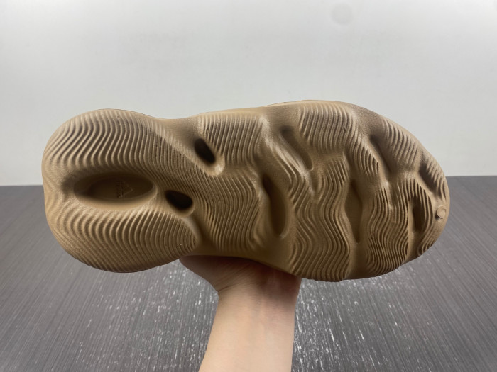 Y**zy foam runner “flax” gv6842