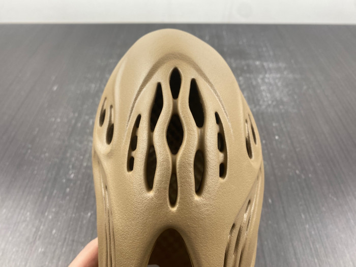 Y**zy foam runner “flax” gv6842