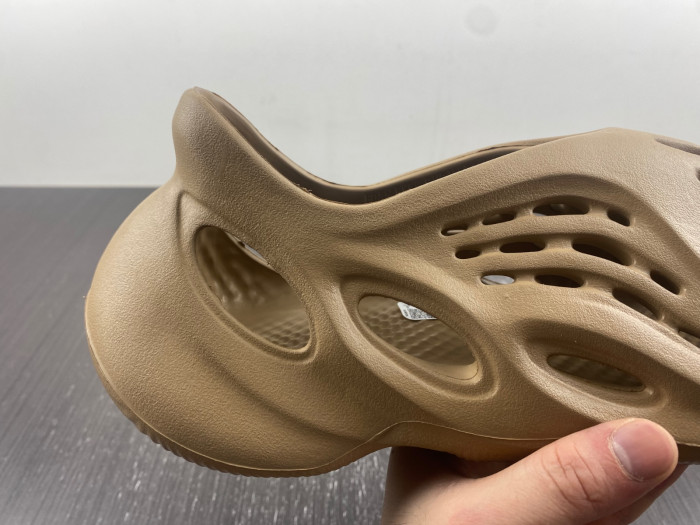 Y**zy foam runner “flax” gv6842