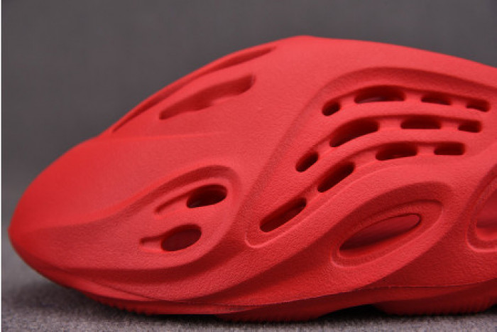 ad1d*s Y**zy foam runner red cw3355