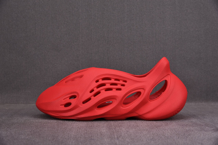 ad1d*s Y**zy foam runner red cw3355