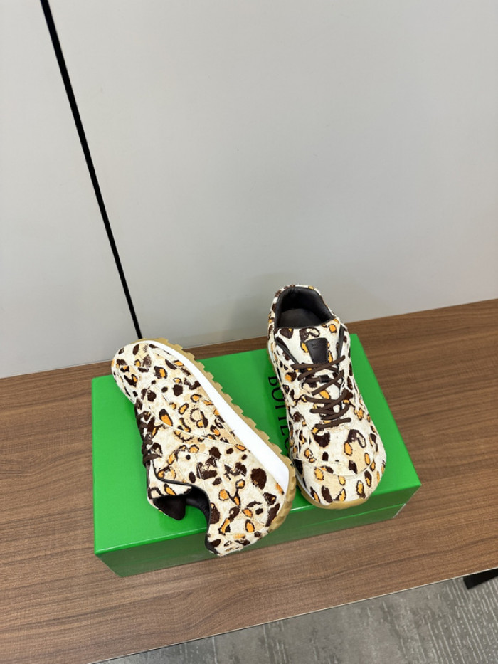 b0tt*ga Ven*ta orbit sneaker