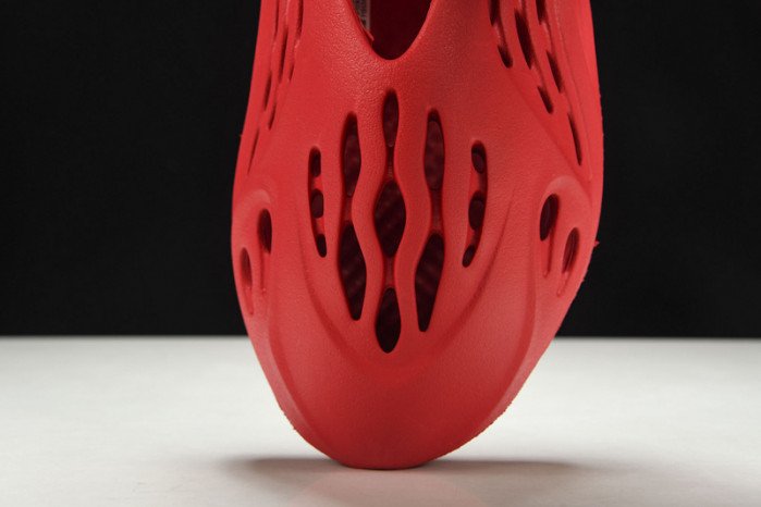 ad1d*s Y**zy foam runner red cw3355