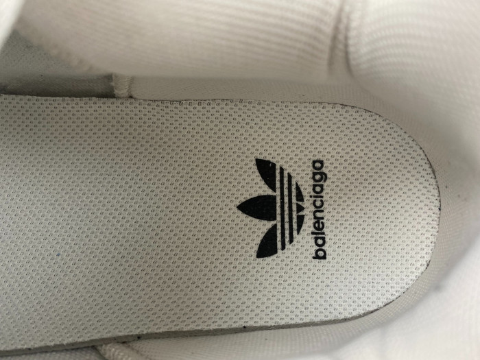 blcg  ×   Ad1d*s  yeeshoes042102