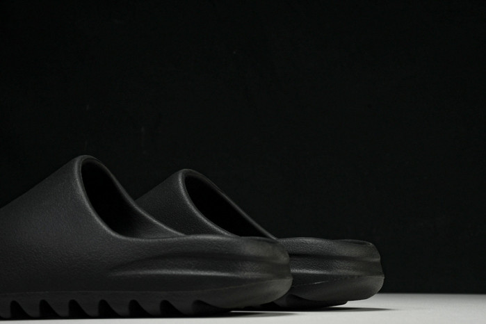 Y**zy slide onyx  hq6448