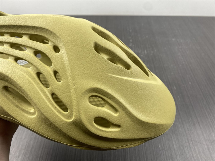 Y**zy foam runner  gv6775