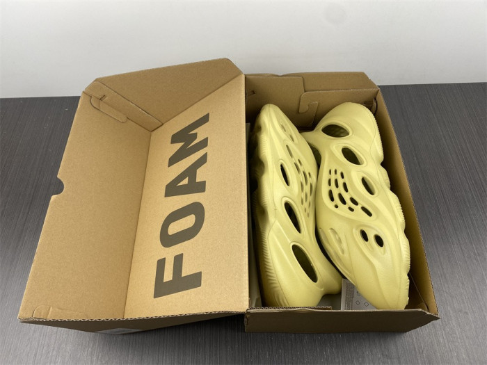 Y**zy foam runner  gv6775