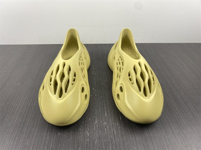 Y**zy foam runner  gv6775