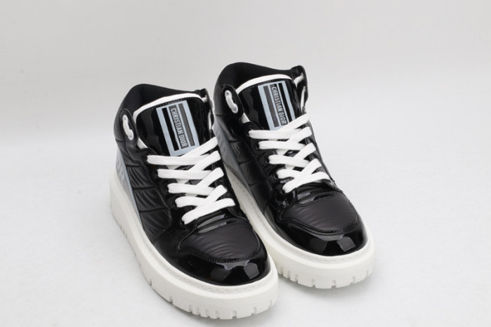 D10R B27 High Top Sneaker