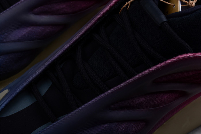 ad1d*s Y**zy 700 v3  “fade carbon” gw1814