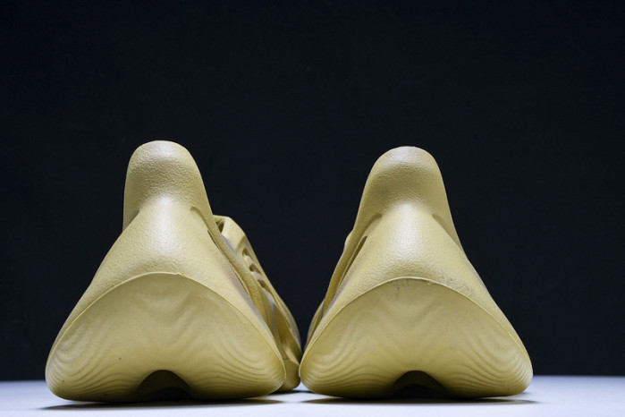 Y**zy foam runner  “desert sand” gv6843