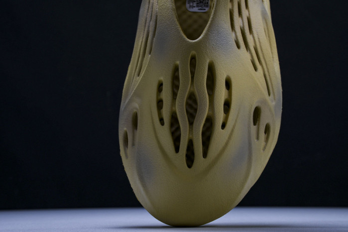 Y**zy foam runner  “desert sand” gv6843