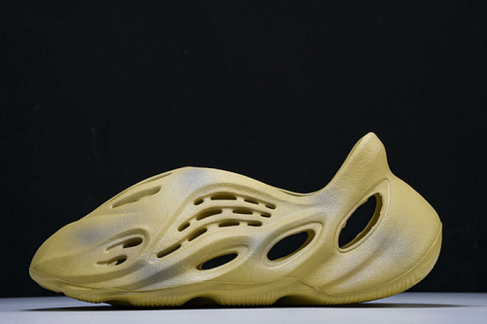 Y**zy foam runner  “desert sand” gv6843