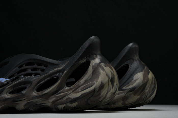 Y**zy foam runner  “mx cardon"  ld4126