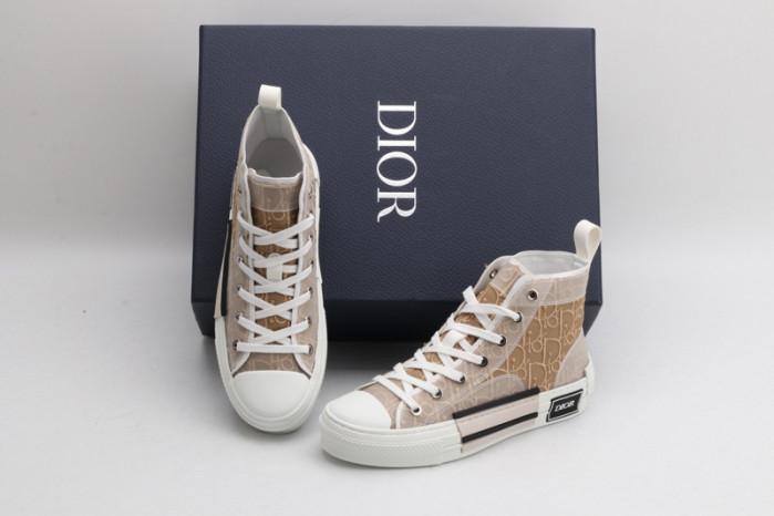 D10R B23 Oblique High Top Sneaker