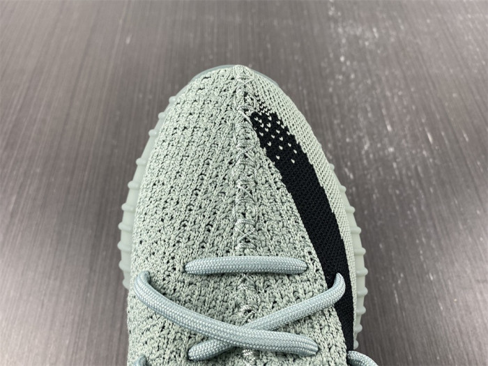 Y**zy boost 350 v2 hq2060