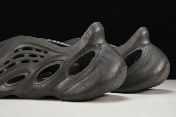 ad1d*s Y**zy foam runner “onyx” hp8739