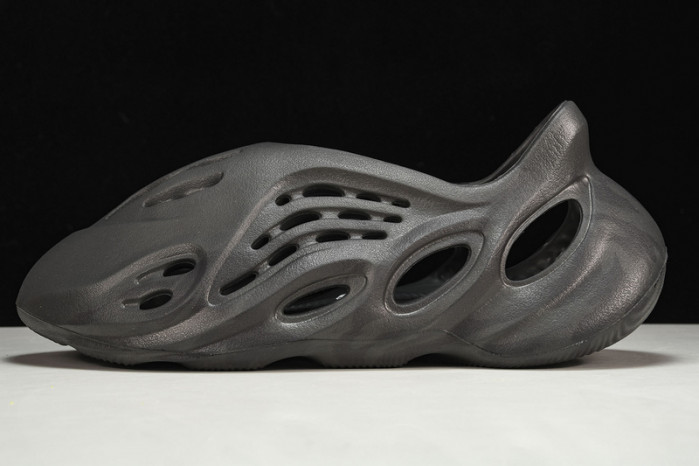 ad1d*s Y**zy foam runner “onyx” hp8739