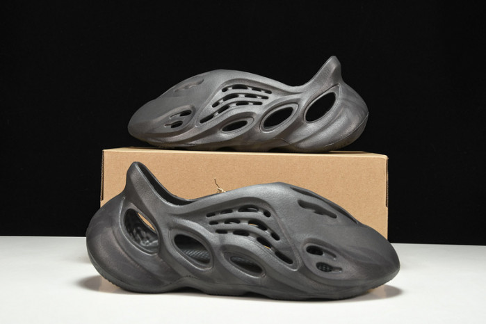 ad1d*s Y**zy foam runner “onyx” hp8739