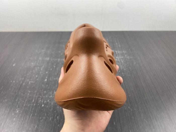 Y**zy foam runner  hp5335