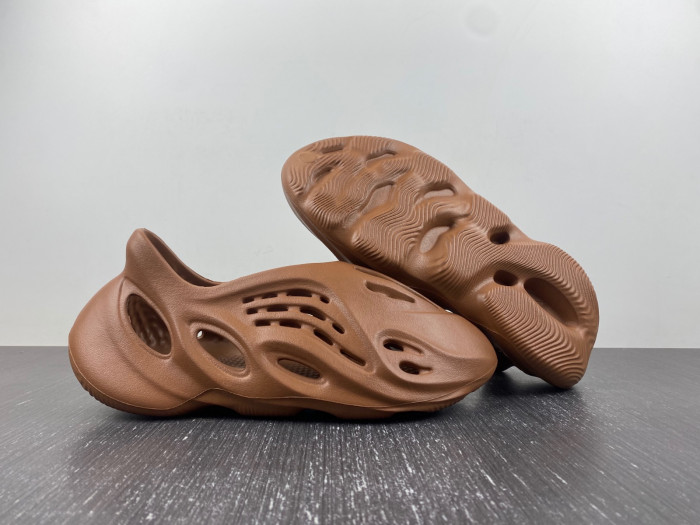 Y**zy foam runner  hp5335