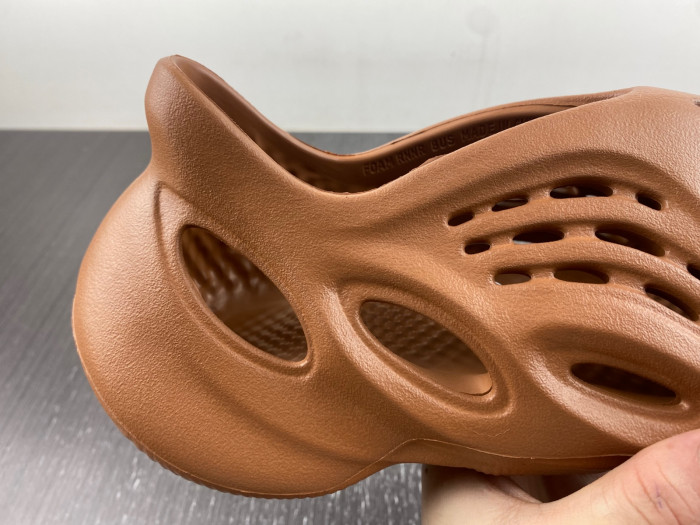 Y**zy foam runner  hp5335