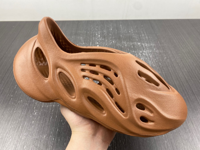 Y**zy foam runner  hp5335