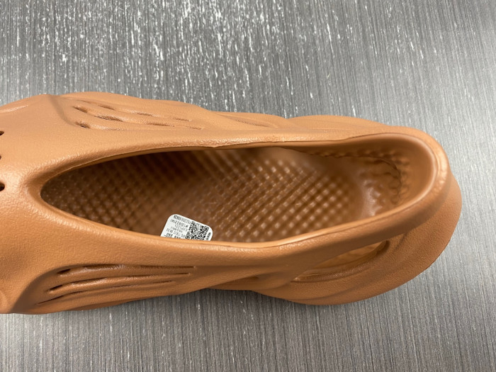 Y**zy foam runner  hp5335