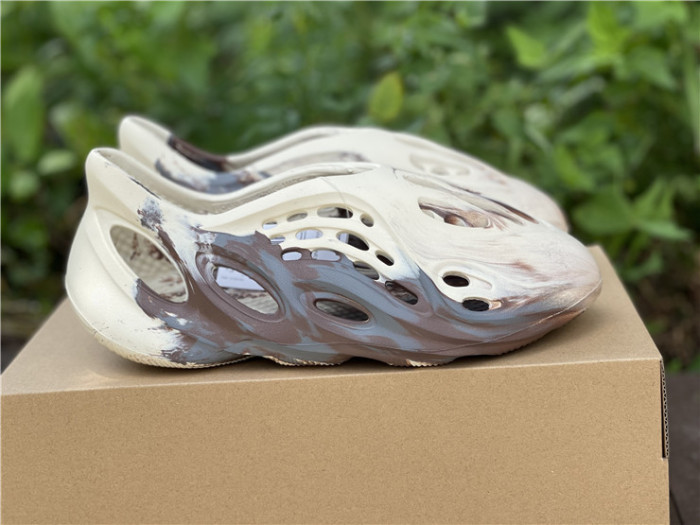 ad1d*s Y**zy foam rnnr mxt moon