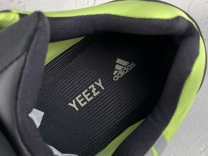 ad1d*s Y**zy boost 700 mnvn phosphor  fy3727