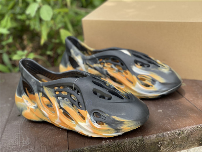 ad1d*s Y**zy foam rnnr mxt moon