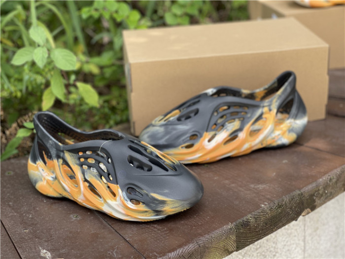 ad1d*s Y**zy foam rnnr mxt moon