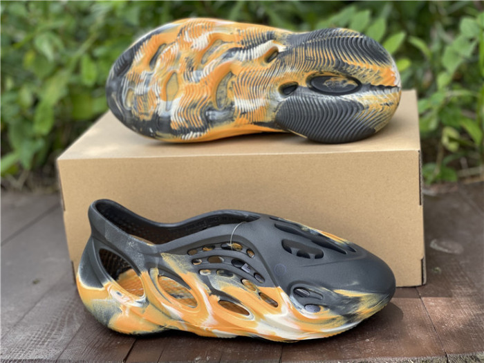 ad1d*s Y**zy foam rnnr mxt moon