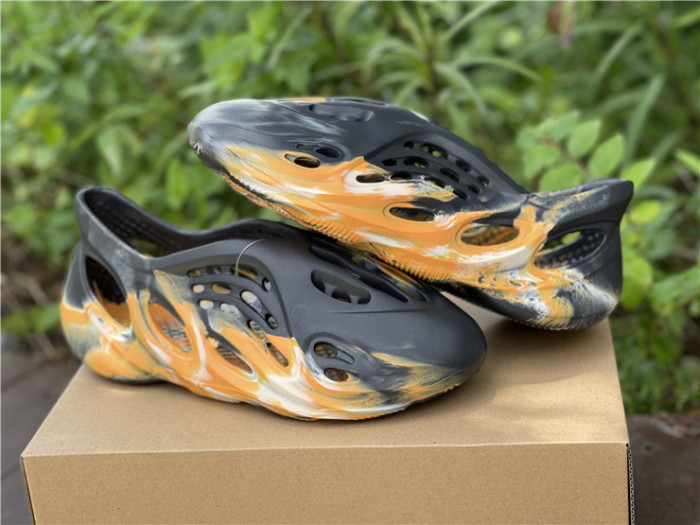 ad1d*s Y**zy foam rnnr mxt moon