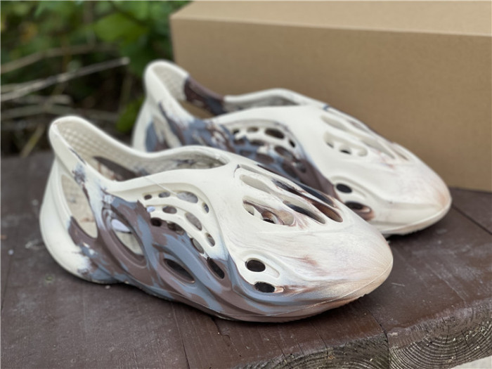 ad1d*s Y**zy foam rnnr mxt moon