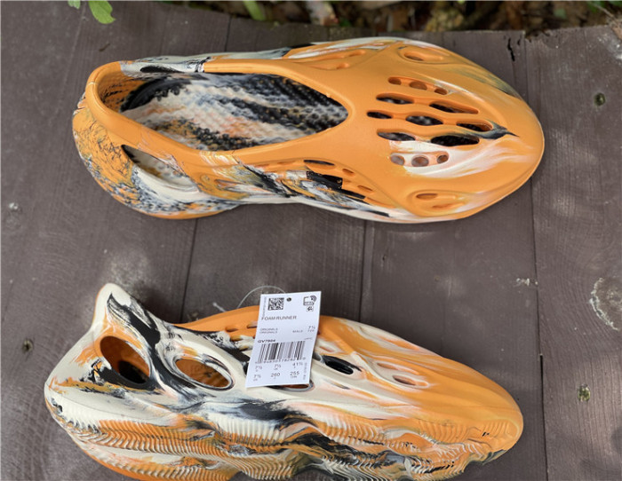 ad1d*s Y**zy foam rnnr mxt moon