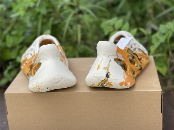 ad1d*s Y**zy foam rnnr mxt moon