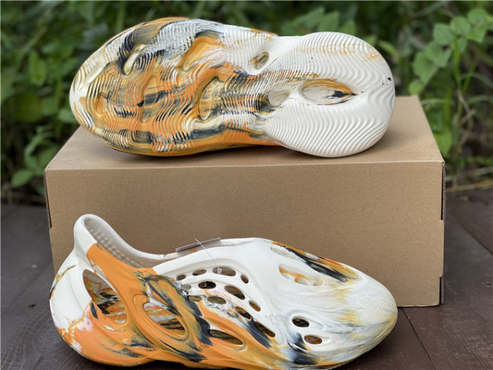 ad1d*s Y**zy foam rnnr mxt moon