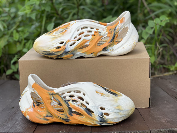 ad1d*s Y**zy foam rnnr mxt moon