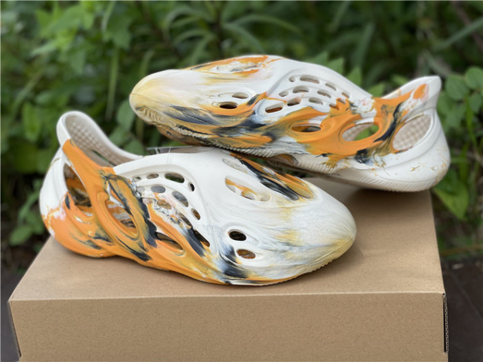 ad1d*s Y**zy foam rnnr mxt moon