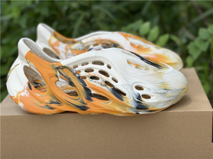 ad1d*s Y**zy foam rnnr mxt moon