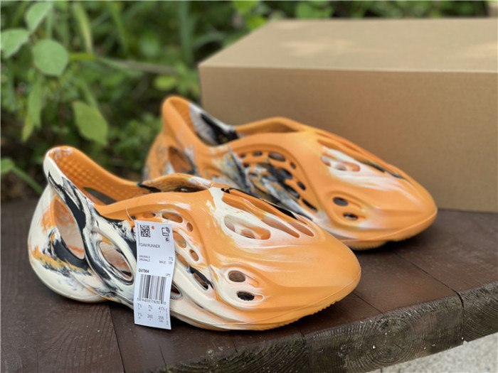 ad1d*s Y**zy foam rnnr mxt moon