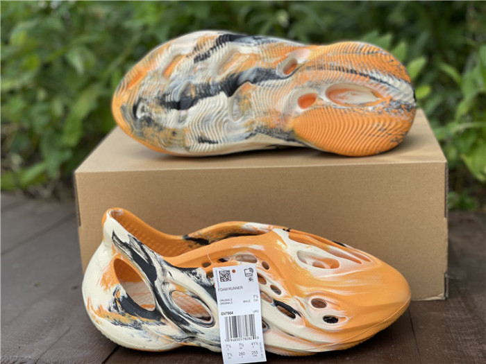 ad1d*s Y**zy foam rnnr mxt moon