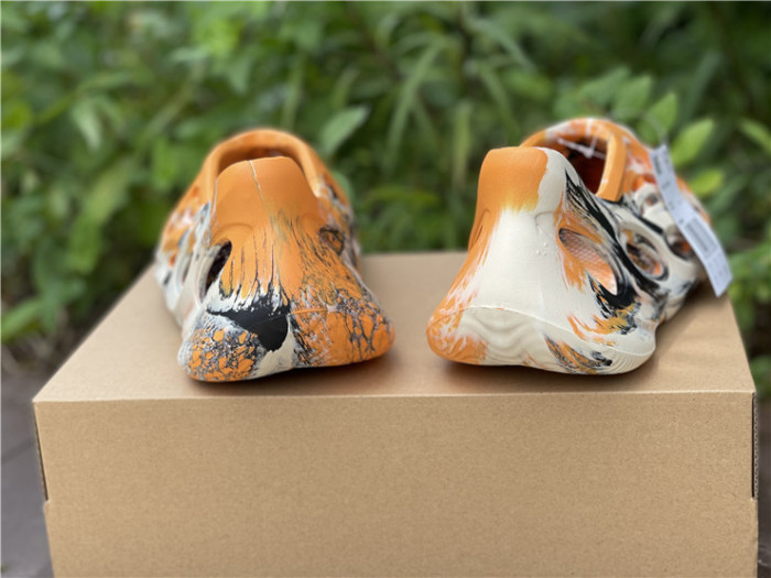 ad1d*s Y**zy foam rnnr mxt moon