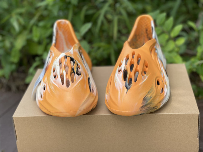 ad1d*s Y**zy foam rnnr mxt moon