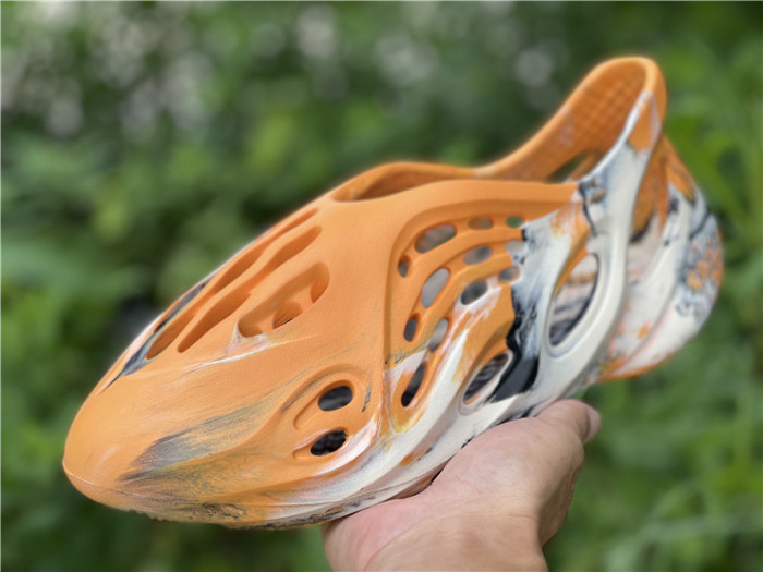 ad1d*s Y**zy foam rnnr mxt moon