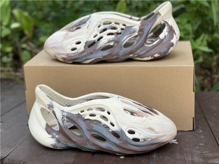 ad1d*s Y**zy foam rnnr mxt moon