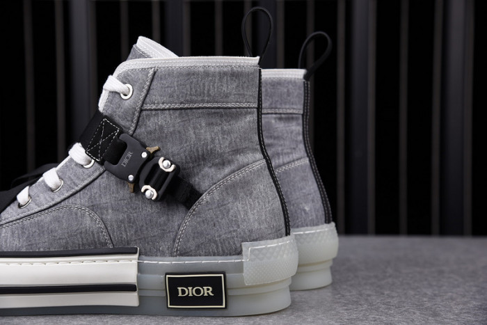 D10R B23 Oblique High Top Sneaker
